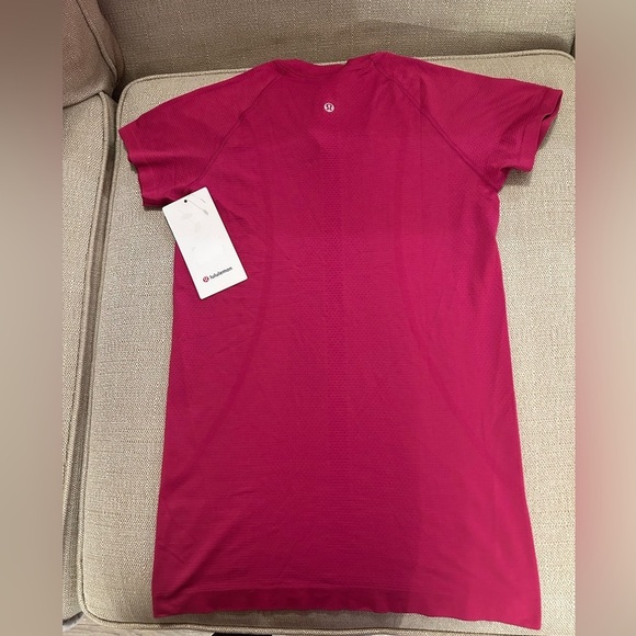 lululemon athletica Women's Swiftly Tech Short-Sleeve 2.0 - Ripened Raspberry - Picture 2 of 2